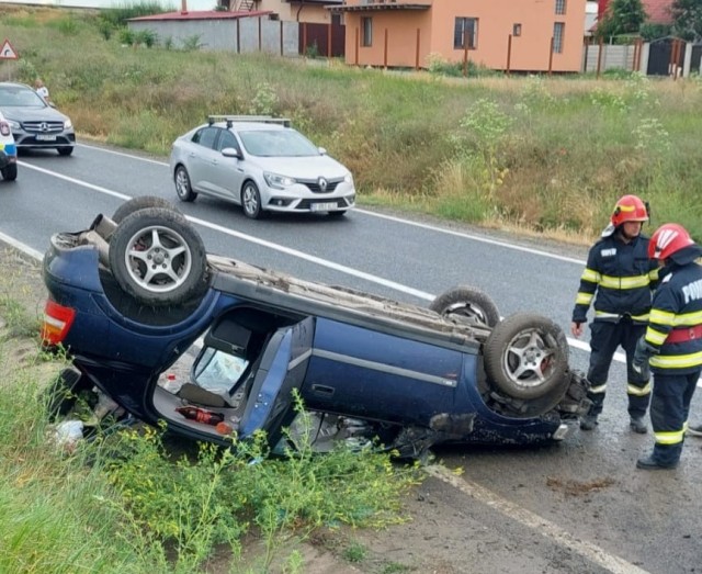 Accident cu 2 victime la ieșire din Lumina: O mașină s-a răsturnat
