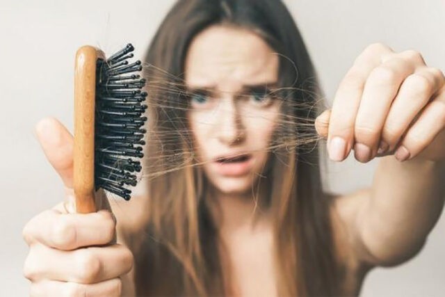 Expert: Aceste ingrediente ale șamponului duc la căderea părului