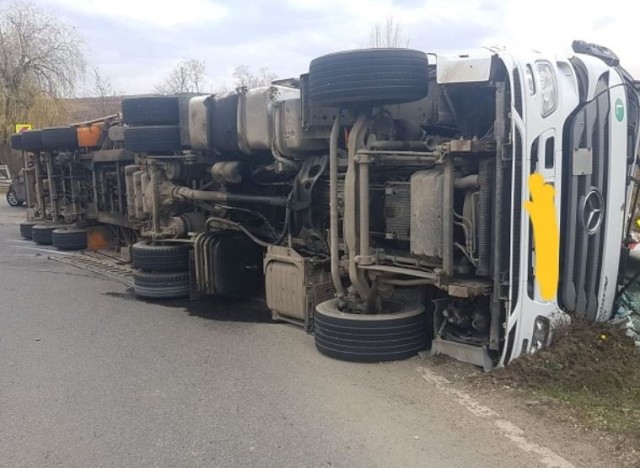 Traficul a fost oprit pe DN22 după ce un autotren ce a părăsit partea carosabilă