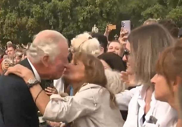O femeie l-a sărutat pe Charles în timp ce acesta făcea prima baie de mulțime în fața Palatului Buckingham