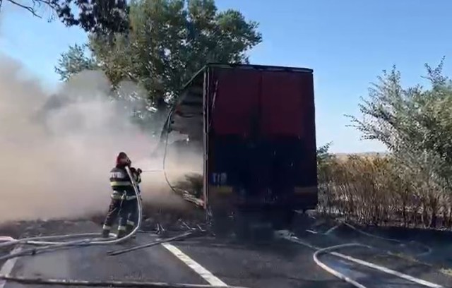 Remorca unui TIR încărcat cu ventilatoare a luat foc, în apropierea localității Niculițel. Video