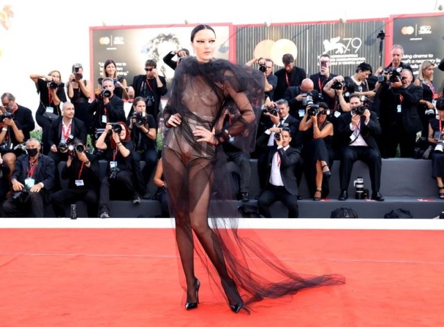 Paradă topless la Festivalul de Film de la Veneția!