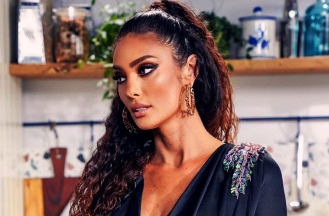 Claudia Pavel dă startul aparițiilor HOT de pe litoralul românesc!