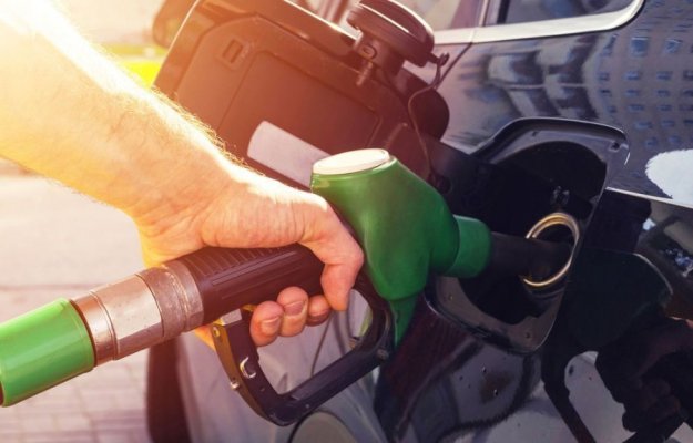 Prețul carburanților s-a majorat în ultimele 30 de zile. Cât costă acum plinul
