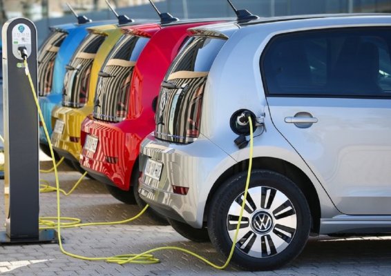Șoferii plătesc mai mult la pompă: Benzina și motorina s-au scumpit din nou