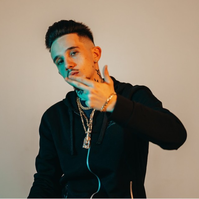 Cântăreţ cu milioane de vizualizări pe Youtube, arestat: a snopit în bătaie un tânăr