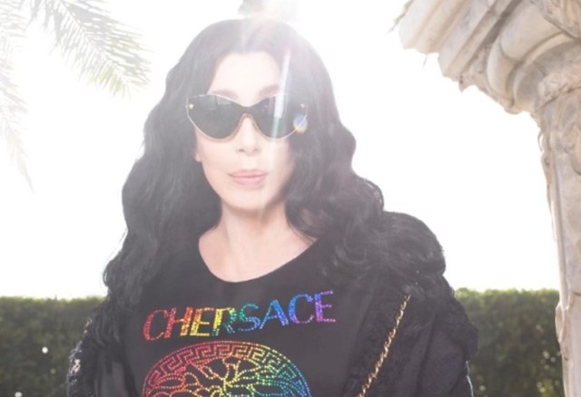 Cher, impecabilă la 76 de ani, colaborează cu Versace
