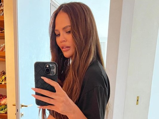 Chrissy Teigen anunţă că aşteaptă un copil, la aproape doi ani după ce a pierdut o sarcină