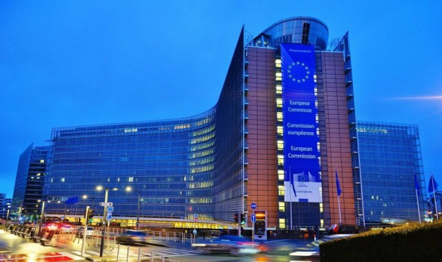 Comisia Europeană cere României să elimine restricţiile la exportul de energie electrică  