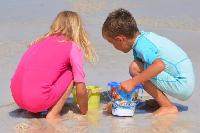 Copil, infectat cu o amibă devoratoare de creier la plajă. I-a intrat prin nas împreună cu apa contaminată