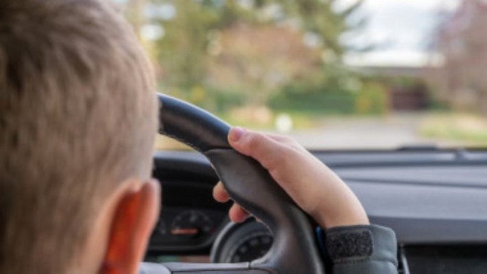 Minor de 12 ani, prins în timp ce conducea un autoturism, la Medgidia