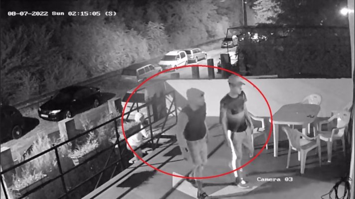 Tineri surprinși de camerele de supraveghere în timp ce fură mai multe obiecte, din Costinești! Video