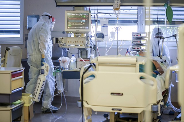 Ministerul Sănătăţii: Peste 1.400 de cazuri noi de COVID-19 în ultimele 24 de ore