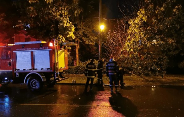 Cod portocaliu, la Constanța: Pompierii au intervenit pentru degajarea crengilor rupte din copaci