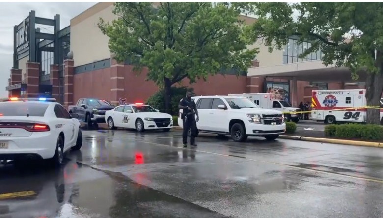 Trei oameni au fost uciși după ce un bărbat a început să tragă cu arma într-un mall din Indiana