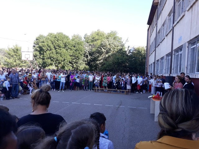 A sunat primul clopoțel! Prima zi de școală, cu emoții și... modificări majore!