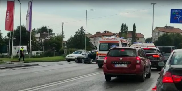 Accident rutier cu victime în Ovidiu: a fost implicată și o ambulanță! Video