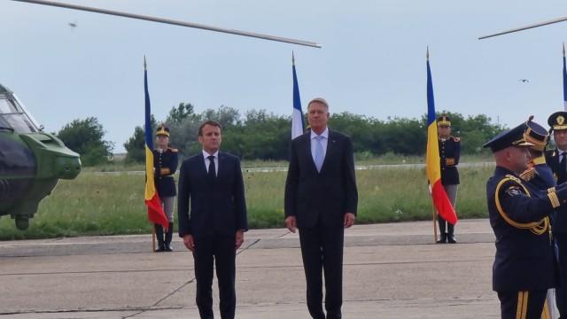 Klaus Iohannis se întâlnește cu Emmanuel Macron, la Baza Kogălniceanu! Video