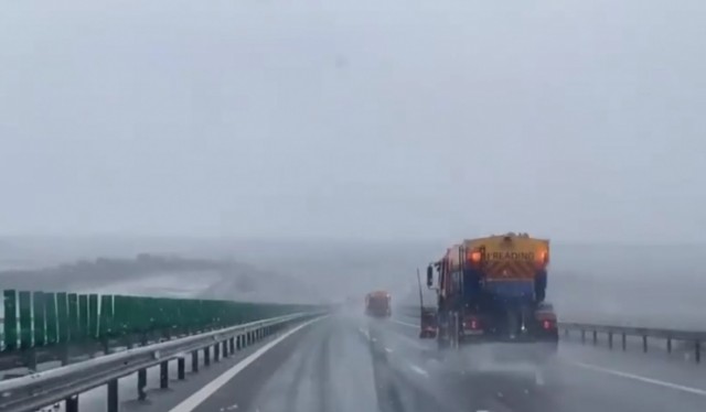 Atenție! Carosabil umed, pe Autostrada Soarelui