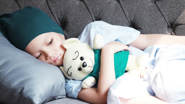 Asociaţia Dăruieşte Aripi: Program de îngrijiri la domiciliul copiilor cu cancer