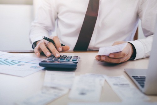 Guvernul introduce un plafon lunar de venit neimpozabil de cel mult 33% din salariu
