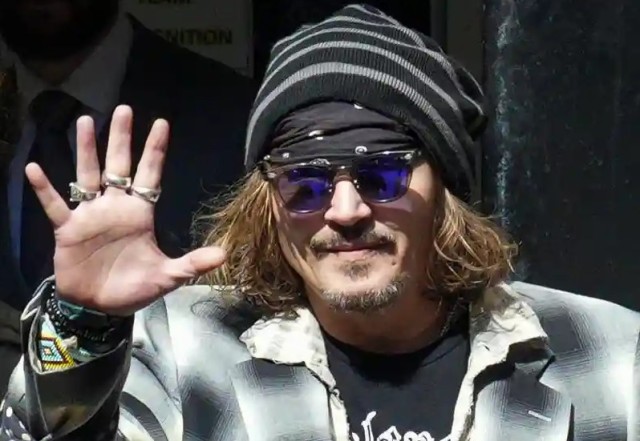 Johnny Depp le-a mulţumit fanilor săi pentru susţinere
