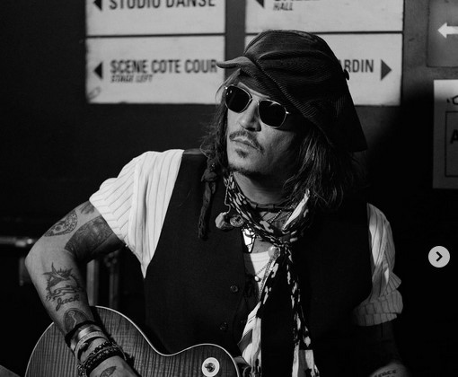 Johnny Depp va fi din nou imaginea parfumului 'Sauvage' de la Dior după câştigarea procesului de defăimare