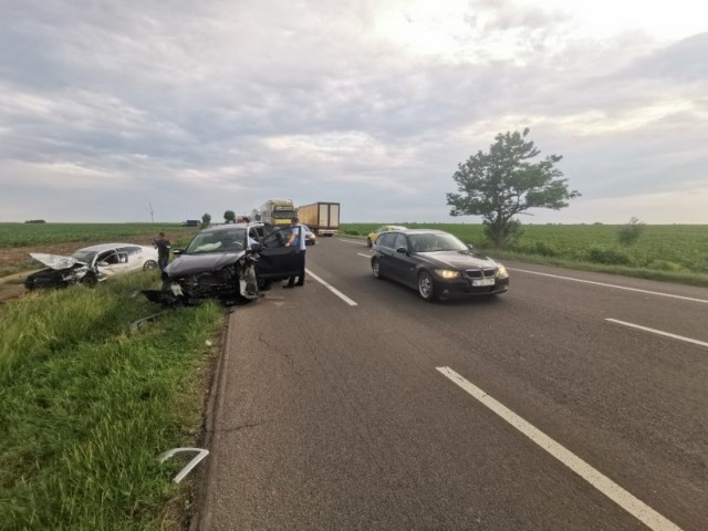 Un bărbat şi un copil de un an au murit pe loc, iar alţi patru oameni au fost răniţi, după un accident pe DN 2