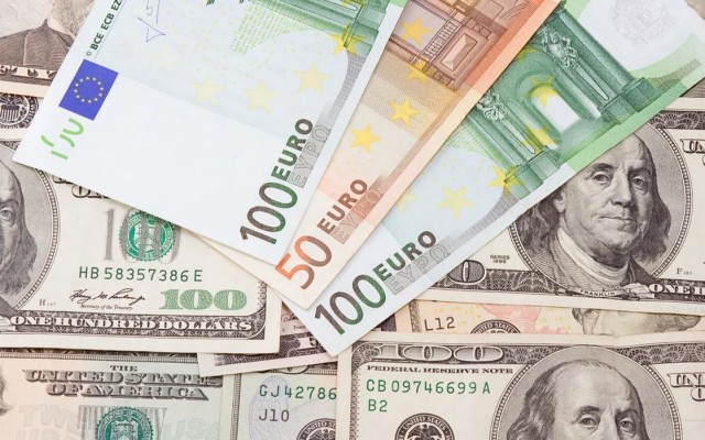 Dolarul american a mai făcut un pas spre paritatea cu moneda euro
