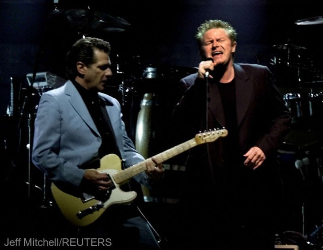 Trei bărbaţi, inculpaţi pentru furtul unor pagini conţinând versuri pentru albumul ''Hotel California''