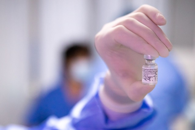 Coronavirus: Marea Britanie a autorizat vaccinul booster adaptat produs de Pfizer