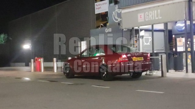 Șofer cu Mercedes de Anglia, figuri de Buftea, în parcarea de la Kaufland. Video