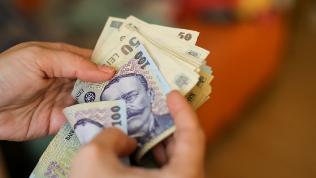 Trei din zece români preferă să-şi păstreze economiile ”la saltea”