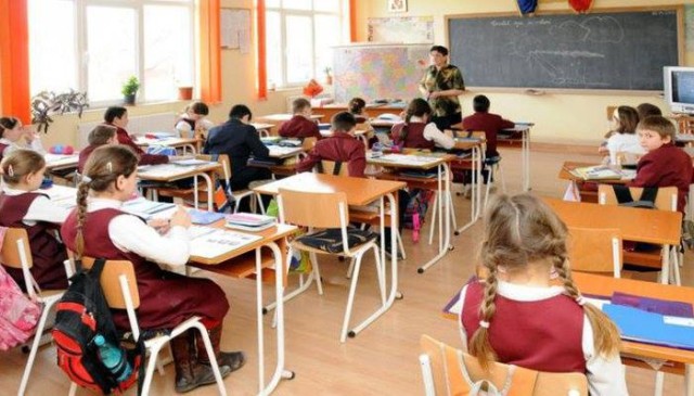 Profesor din România, acuzat de un elev de 8 ani că a încercat să-i taie un deget