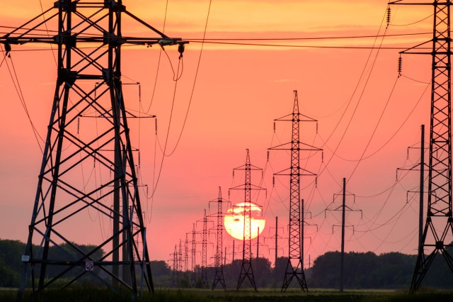 INS: Consumul de energie electrică în economie, în creştere cu 3% în primele două luni