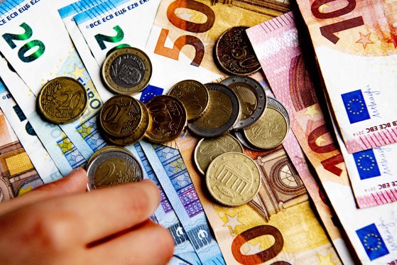 Moneda euro a coborât la cel mai scăzut nivel din 2002