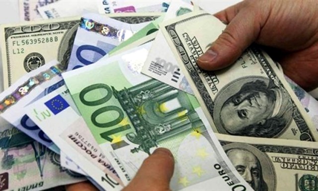 Economiști: Aprecierea dolarului ar putea determina creşterea facturilor la carburanţi