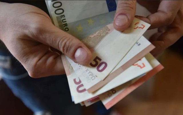 Trei tineri români au reuşit să falsifice 3 milioane de dolari şi 70.000 de euro