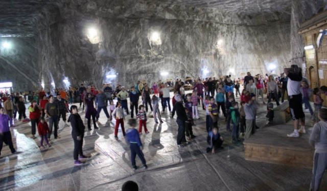 Aproape o mie de turiști, evacuați la Salina Praid, după ce calea de acces a fost inundată