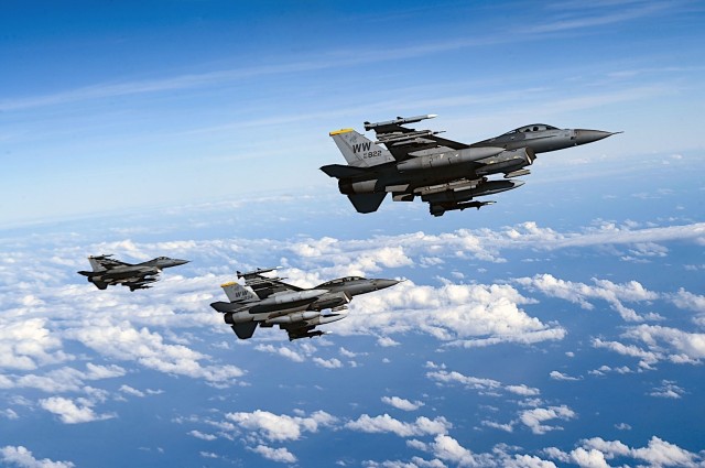 Polonia şi Cehia vor proteja spaţiul aerian al Slovaciei până când Bratislava se dotează cu avioane F-16