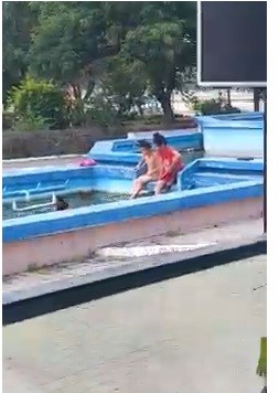 O fântână din Medgidia, loc de bălăceală pentru câteva minore! Video