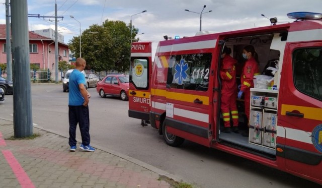 Un pieton a ajuns în spital, după ce a fost lovit de mașină, pe strada Suceava
