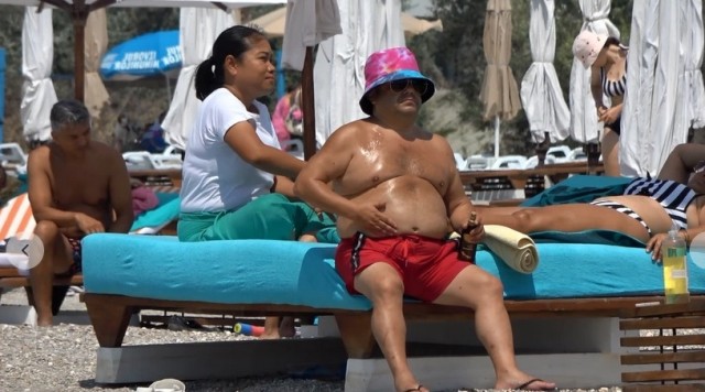 Adrian Minune, masat de o filipineză pe plaja din Mamaia