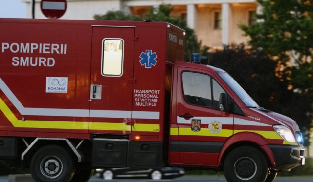 Accident cu o persoană decedată şi două rănite pe DN2B; traficul rutier este blocat