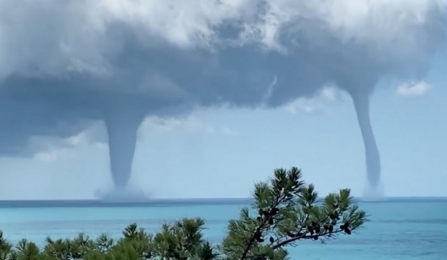 Fenomen extrem de rar în Marea Neagră: 2 tornade formate simultan. Video