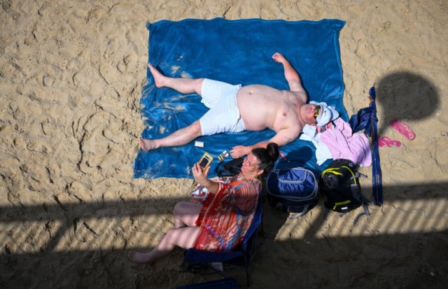 Cele mai frecvente greșeli pe care le facem când mergem la plajă: „Duc la cancer de piele”