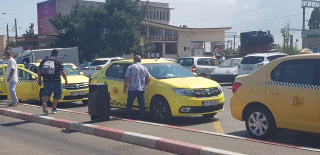 Japcă pe față, în Gara Constanța! 50 de lei taxiul până la Spitalul Județean și 150 de lei până-n Mamaia. Cine-i oprește?! Video