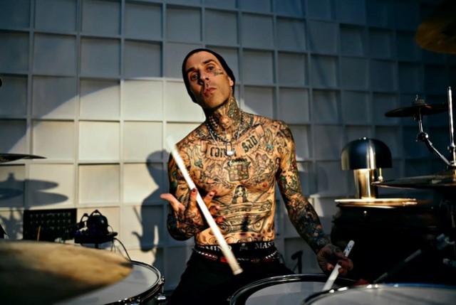 Travis Barker, transportat pe targă la spital! Soțul lui Kourtney Kardashian și-a îngrijorat fanii