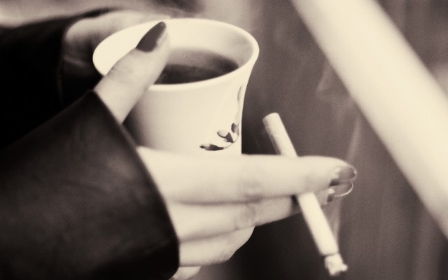 Studiu: Ce se întâmplă dacă fumezi și bei cafea pe stomacul gol