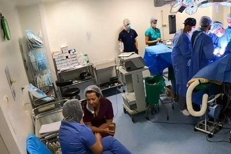 Spitalul Fundeni își asumă incidentul cu asistenta care bea cafea și stătea fără mască în sala de operații